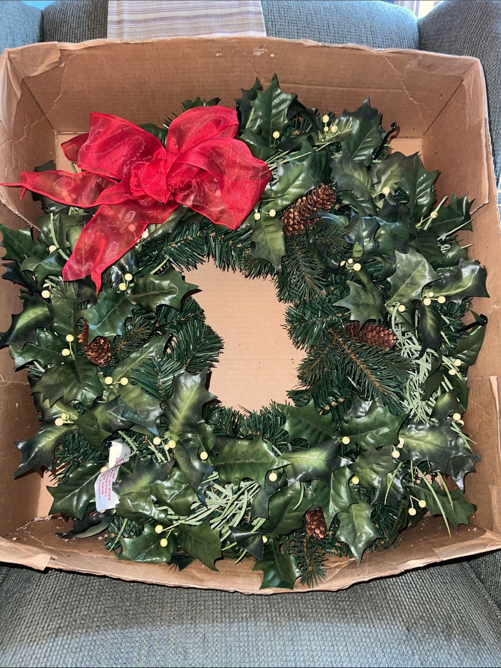 Hallmark 2004 Wreath with Ornament Hooks- NIB SFH - very hard to find